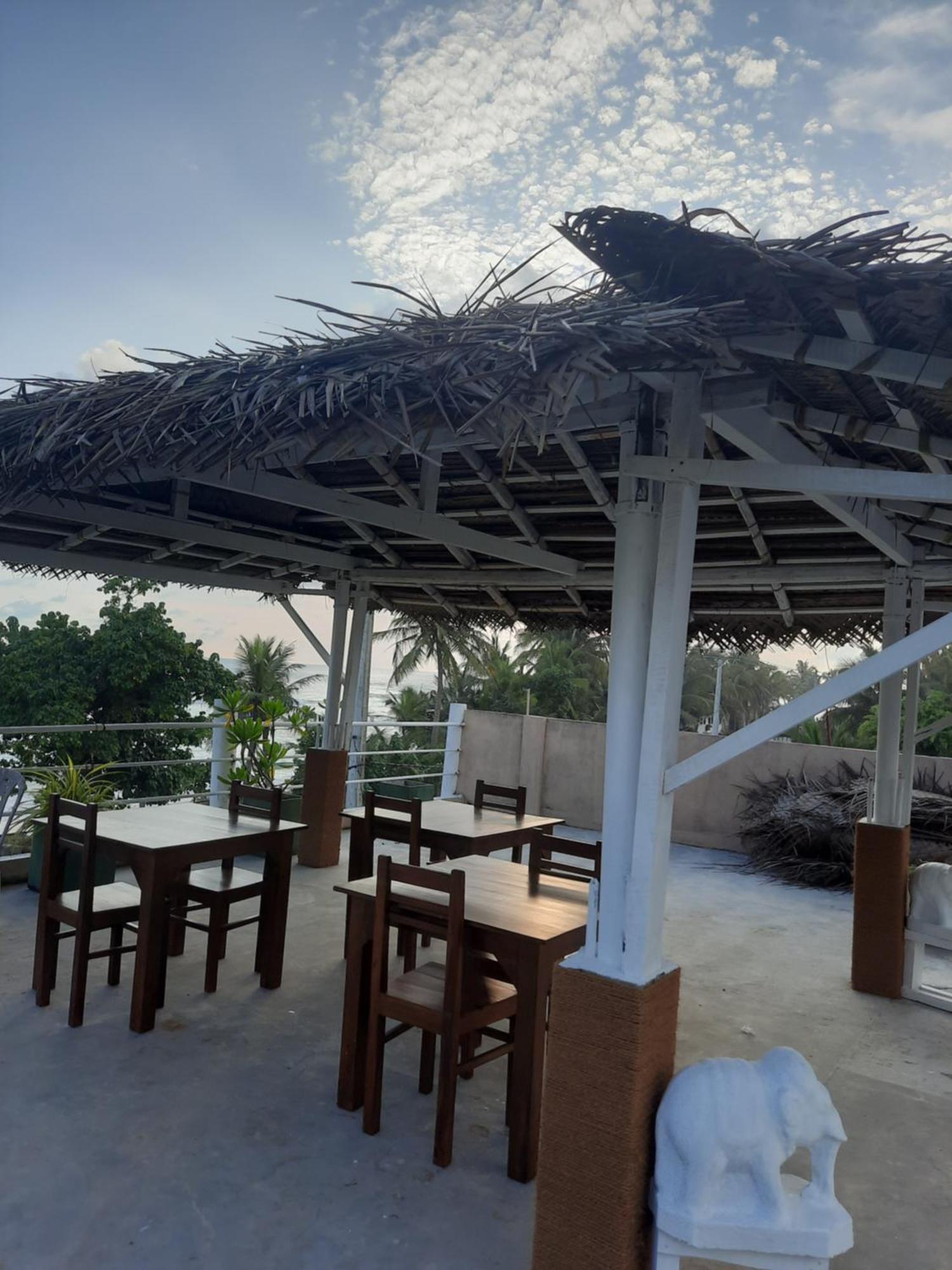 White Surfing Beach Resort Unawatuna Exterior photo