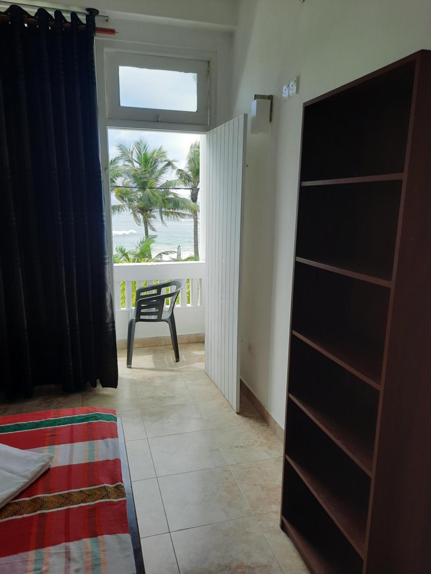 White Surfing Beach Resort Unawatuna Exterior photo