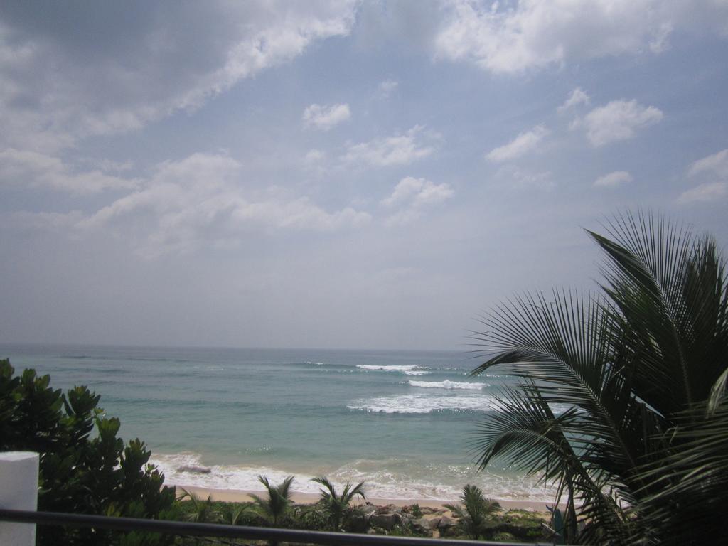 White Surfing Beach Resort Unawatuna Exterior photo